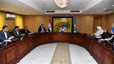 اجتماع موسع لبحث سبل استغلال الفرص الاستثمارية وتنمية الموارد المحلية بالفيوم 