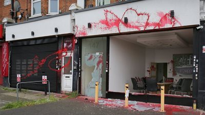 الشرطة البريطانية تحقق في حادث تخريب شركة عقارات يهودية في لندن