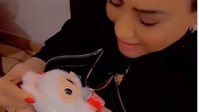 بدرية طلبة تمازح دمية لابوبو.. سعرها يتخطى 15 ألف جنيه وتثير ضجة على السوشيال 