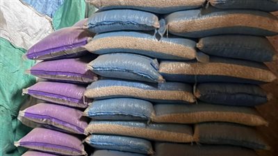 ضبط 875 كيلو فول مدشوش غير مطابق للمواصفات داخل مخزن بالقليوبية