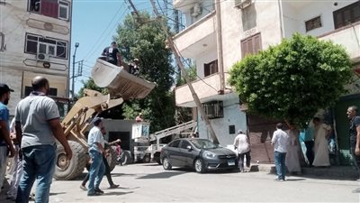 محلي نجع حمادي يعيد عامود إنار مال أثناء هدم منزل مجاور