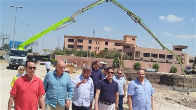 رئيس جامعة بنها يتفقد مشروع مجمع المدرجات المركزي والمنشآت الجديدة