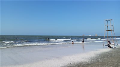 هربا من حرارة الجو.. توافد المصيفين على شاطئ البحر في بورسعيد