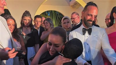 نجم لام شمسية .. أمينة خليل تحتضن علي البيلي في حفل زفافها (صور)