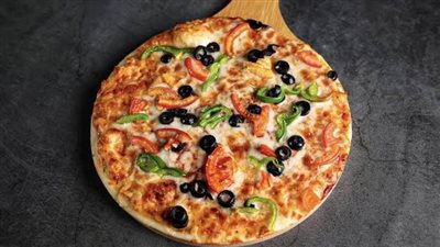 طريقة عمل البيتزا في البيت.. متعة التحضير ومذاق لا يُقاوَم