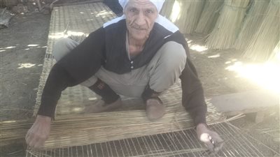 سيدات ورجال يعملون .. قرية سلامون أشهر قرى المنوفية في صناعة الحصير 