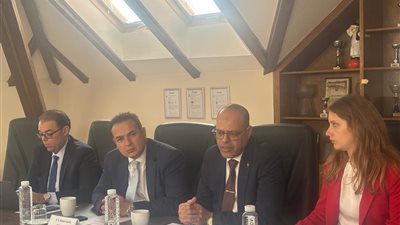 وزير العمل يواصل لقاءته في صربيا ويعقد إجتماعًا مع مدير هيئة التوظيف 
