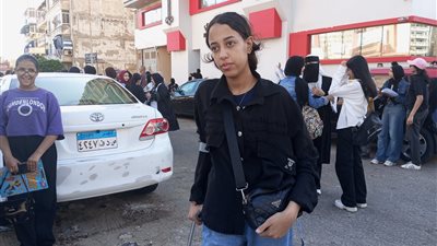 بالعكاز والملزمة.. 