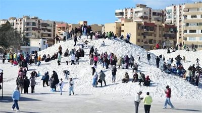 توافد رحلات اليوم الواحد على جبال الملح بمدينة بورفؤاد في بورسعيد |صور