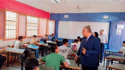 وكيل تعليم الفيوم يتفقد لجان امتحانات الشهادة الإعدادية بالمحافظة