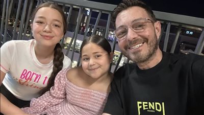 ملائكتي.. أحمد زاهر يُعلق على صورته مع بناته منى ونور 