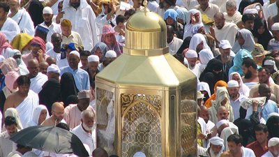 مقام إبراهيم.. الحجر الذي غاصت فيه قدم خليل الله عند بناء الكعبة