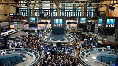خبير مالي : حكم قضائي أمريكي يخفف توتر الأسواق العالمية مؤقتًا