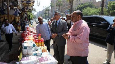 محافظ الجيزة يتفقد أسواق اليوم الواحد بالطالبية وبولاق الدكرور 