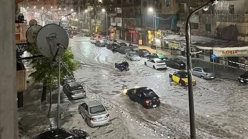عاصفة مفاجئة تضرب