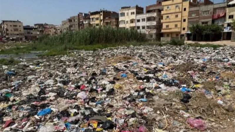 تلال من القمامة والصرف