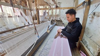 من الإنتاج المحلي إلى العالمية.. حكاية قرية النسيج اليدوي بسوهاج |صور  