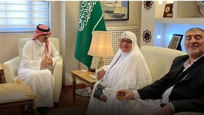 السيدة الجزائرية التي أبكت الملايين تحج بعد 20 عامًا بدعوة ملكية 