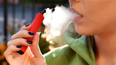 بريطانيا تحظر تداول وبيع السجائر الإلكترونية رسميا غدا الأحد