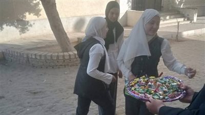 إدارة اطسا التعليمية تستقبل طلاب الإعدادية بالبونبوني والشيكولاتة 