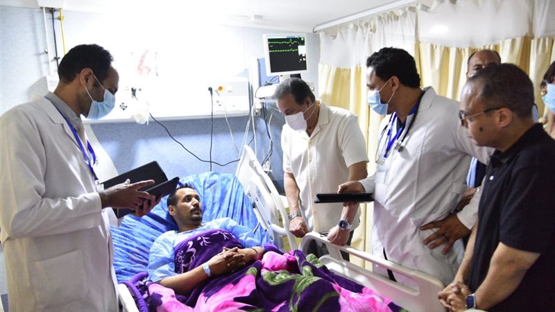 وزير الصحة يزور مرضي