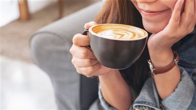 الكافيين يعبث بأدمغتنا أثناء النوم: دراسة كندية تكشف تأثيرات غير متوقعة