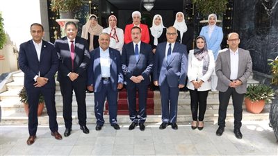 محافظ المنوفية يلتقى وفد الحملة القومية للكشف المبكرعن الأورام السرطانية 