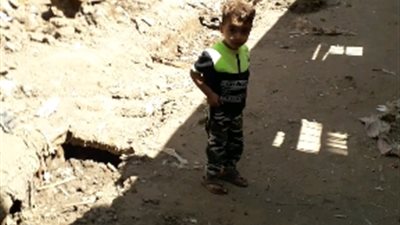 أهالي قرية «الخرانة» بقوص يستغيثون بالمحافظ الطرق مليانة حفر | صور 