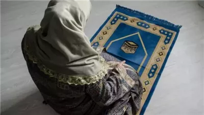 هل تبطل صلاة المرأة بسبب الالتفات في الصلاة خوفا على طفلها ؟