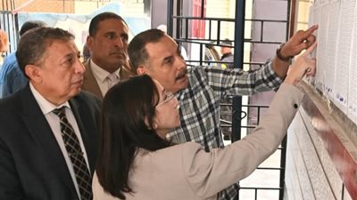 محافظ البحيرة تتفقد لجان الامتحانات بمدارس إدكو ورشيد