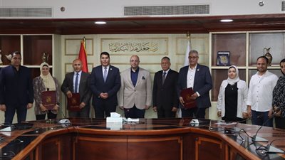 محافظ بني سويف يشهد توقيع بروتوكول لتنفيذ وصلات الصرف الصحي بقرية ميانة