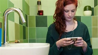 استخدام الهاتف في الحمام يزيد خطر الإصابة بالبواسير.. دراسة جديدة 