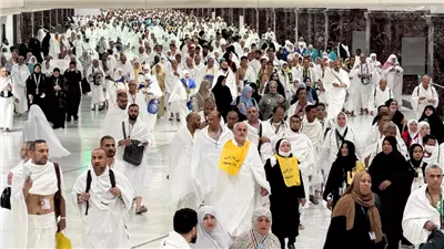 1.3 مليون حاج يصلون إلى مكة وبدء المناسك بـ «طواف القدوم»