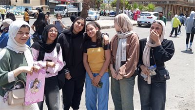 فرحة طلاب الشهادة الإعدادية ببورسعيد بامتحان اللغة العربية 