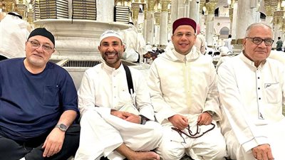 أحمد سعد يلتقط صورا تذكارية مع الهلالي والجندي في الروضة الشريفة