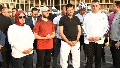 وزير الشباب يُكرم هاني خالد «عامل الدليفري» ويمنحه دراجة هوائية 