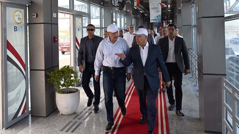 وزير النقل داخل الأتوبيس