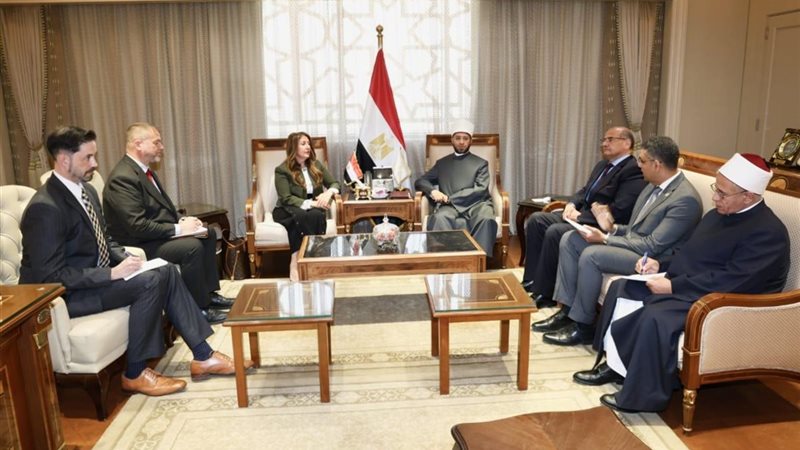 وزير الأوقاف يلتقي