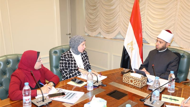 وزير الأوقاف مديرة