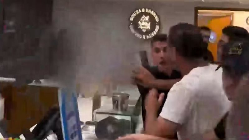 عامل محل بوظة وبراد