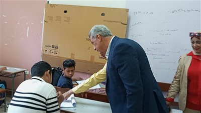 رئيس حي الزهور ببورسعيد يتابع سير وانتظام امتحانات الشهادة الإعدادية 