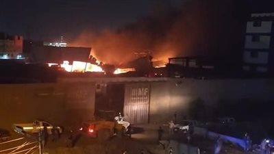 السيطرة الكاملة على حريق نشب في أحد أقسام مصنع مجموعة نصار دون إصابات