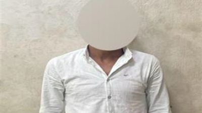 تحرش بسيدة وسرق أموالها.. الأجهزة الأمنية تضبط سائق 