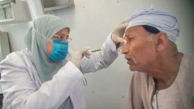 فحص وتوفير العلاج لـ1145 حالة بقافلة حياة كريمة بالشوبك ببنى سويف