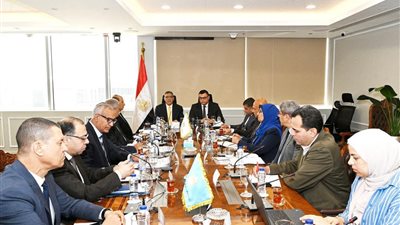 وزير الإسكان ومحافظ الجيزة يتابعان ملفات العمل المشتركة بمشروعات مياه الشرب 