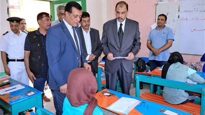محافظ سوهاج يتفقد لجان امتحانات الدبلومات الفنية والشهادة الإعدادية
