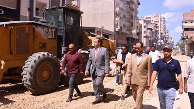 محافظ دمياط يتابع رصف الشارع الحربي بعد شكاوى من الردم والمخلفات 