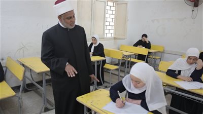 طلاب الشهادة الثانوية الأزهرية يؤدون امتحانات مادتي اللغة الفرنسية والإنشاء