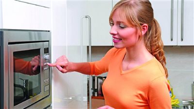 استشاري جهاز هضمي يحسم الجدل: الميكروويف آمن بنسبة 100%