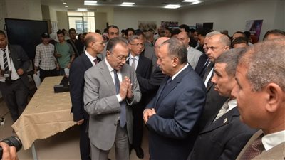 محافظ أسيوط يتفقد المعرض العلمي لوكالة الفضاء المصرية لنماذج أقمار صناعية تعلي